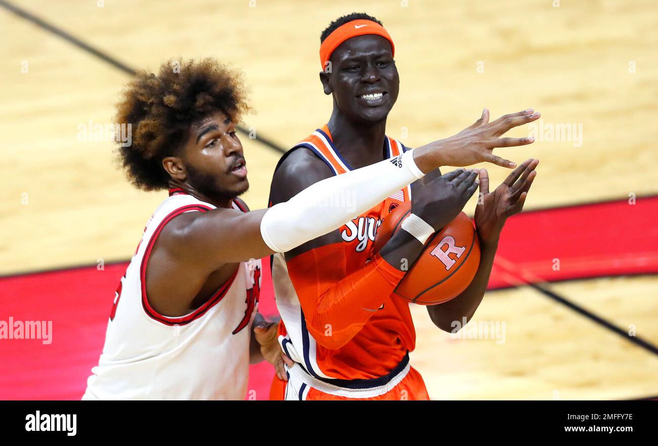 Rutgers center Myles Johnson, left, defends against Syracuse center John Bol Ajak during the first half of an NCAA college basketball game in Piscataway, N.J., Tuesday, Dec. 8, 2020. (AP Photo/Noah K. Murray) Stockfoto