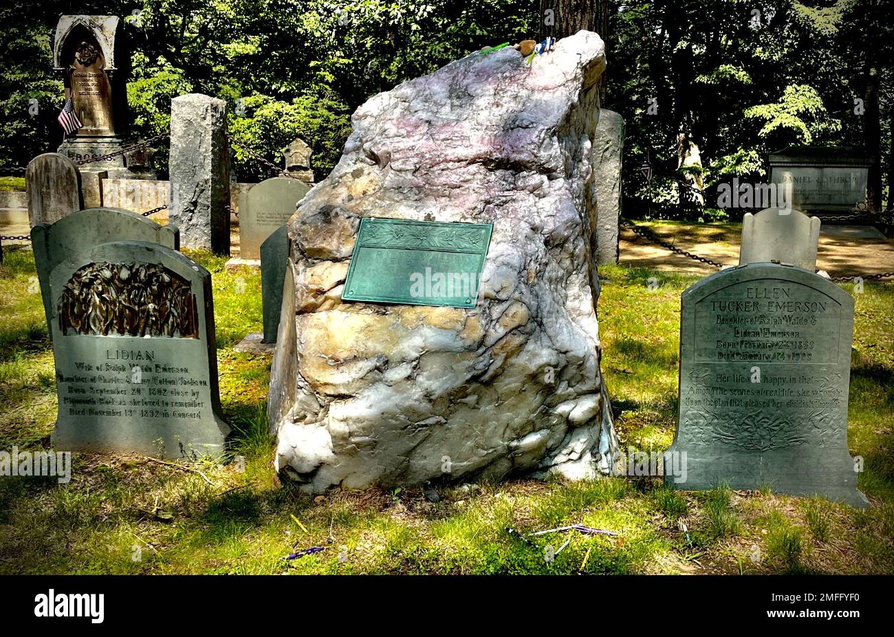 Die Grabsteine berühmter Autoren auf dem New Hampshire Friedhof an einem sonnigen Tag Stockfoto