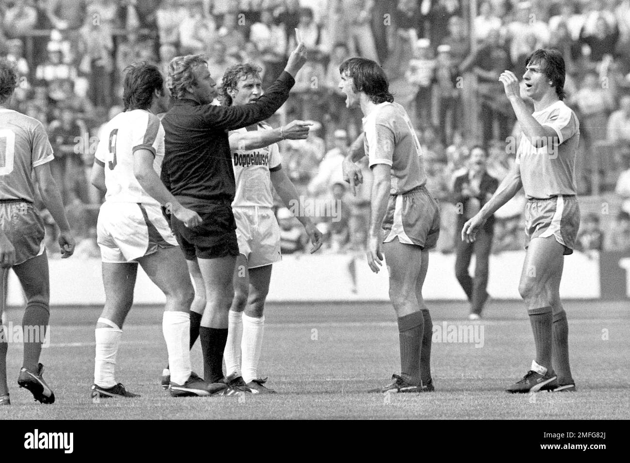 ARCHIVFOTO: Heinz FLOHE wäre am 28. Januar 2023 75 geworden, Dave WATSON (2. von rechts) Werder Bremen erhält die rote Karte vom Schiedsrichter Guenter (GÃ nter) RISSE, dahinter Heinz FLOHE (Muenchen) zeigt auf Watson, Football, 1 Bundesliga, TSV München 1860 - SV Werder Bremen 4:1 am 18. August, 1979 in München/Deutschland Stockfoto