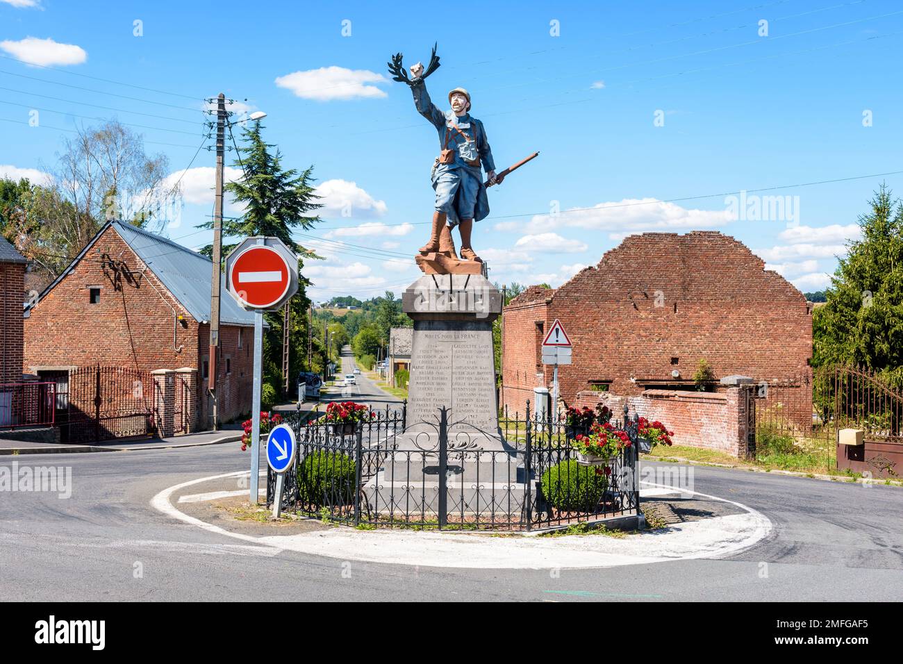 Das Kriegsdenkmal in Marly-Gomont, Frankreich, umfasst eine Statue eines französischen Soldaten des Ersten Weltkriegs, genannt „Poilu“, mit einem Gewehr und Lorbeeren. Stockfoto