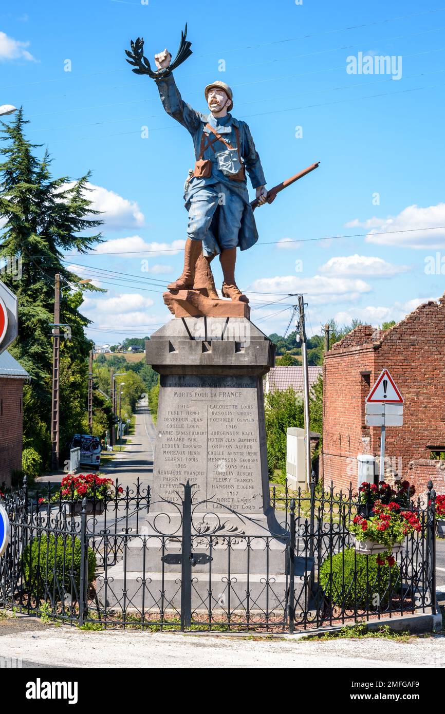 Das Kriegsdenkmal in Marly-Gomont, Frankreich, umfasst eine Statue eines französischen Soldaten des Ersten Weltkriegs, genannt „Poilu“, mit einem Gewehr und Lorbeeren. Stockfoto
