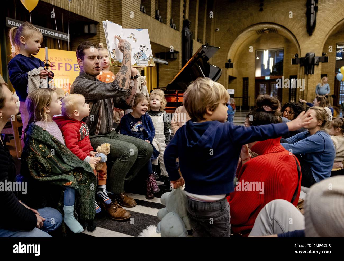 UTRECHT - Singer-Songwriter Douwe Bob liest aus dem Bilderbuch des Jahres 2023: Maximiliaan Modderman schmeißt während der National Reading Days in der Neude Library eine Party mit Joukje Akveld und Jan Jutte. ANP ROBIN VAN LONKHUIJSEN niederlande raus - belgien raus Stockfoto