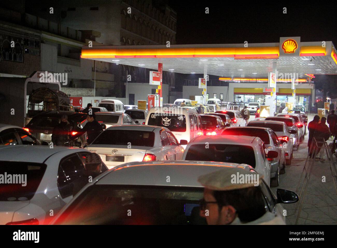 23. Januar 2023, Peshawar, Khyber Pakhtunkhwa, Pakistan: Die Menschen warten einen Tag nach einem landesweiten Stromausfall, bis sie an der Reihe sind, um an einer Tankstelle zu tanken. Am Montag wurden lange Schlangen an Autos und Motorrädern an Tankstellen in den meisten Teilen von Khyber Pakhtunkhwa, einschließlich der Hauptstadt, beobachtet, nachdem die Öllieferungen von Ölvermarktungsunternehmen zurückgegangen waren. Nach der Benzinkrise gibt es lange Schlangen an den Tankstellen auf der G.T Road. Ein Großteil Pakistans blieb am Montag ohne Strom, da die Regierung als Energiesparmaßnahme nach hinten losging. Der Ausfall verbreitete Panik Stockfoto