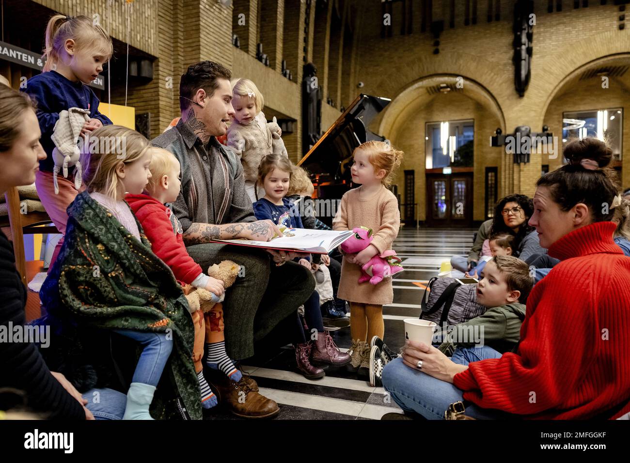UTRECHT - Singer-Songwriter Douwe Bob liest aus dem Bilderbuch des Jahres 2023: Maximiliaan Modderman schmeißt während der National Reading Days in der Neude Library eine Party mit Joukje Akveld und Jan Jutte. ANP ROBIN VAN LONKHUIJSEN niederlande raus - belgien raus Stockfoto