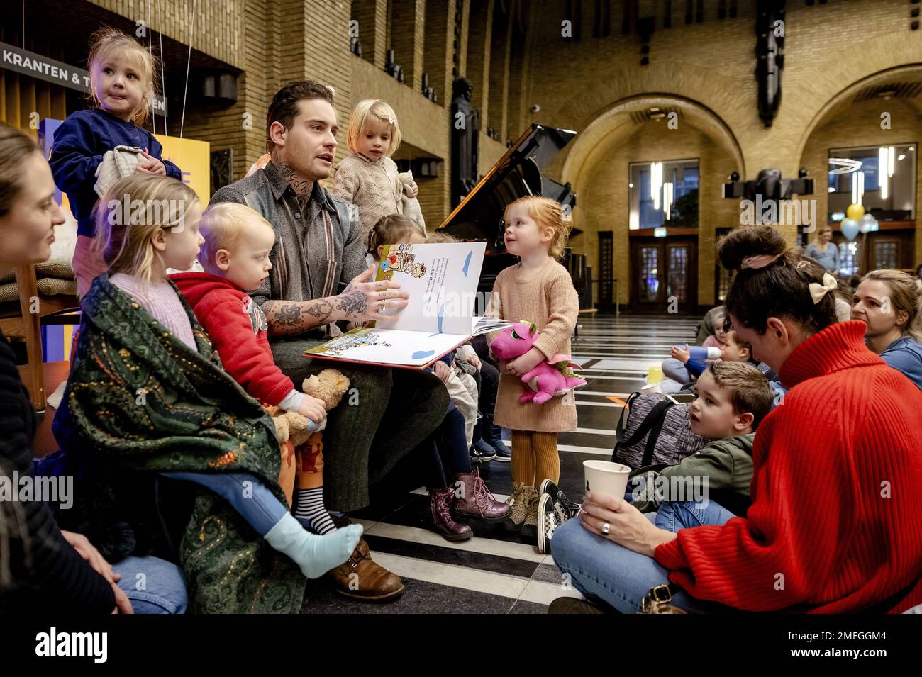 UTRECHT - Singer-Songwriter Douwe Bob liest aus dem Bilderbuch des Jahres 2023: Maximiliaan Modderman schmeißt während der National Reading Days in der Neude Library eine Party mit Joukje Akveld und Jan Jutte. ANP ROBIN VAN LONKHUIJSEN niederlande raus - belgien raus Stockfoto