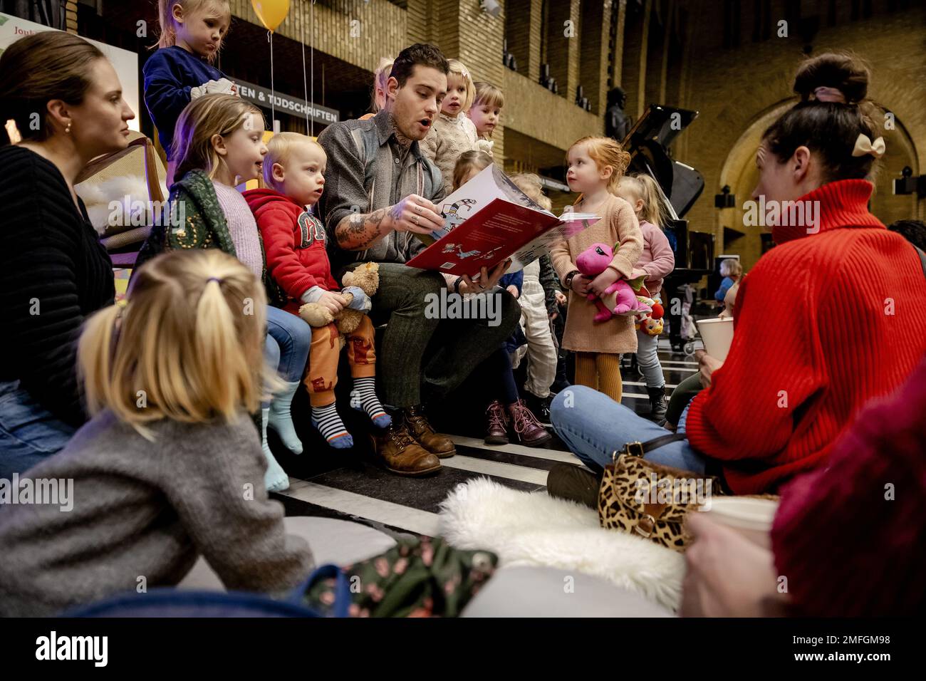UTRECHT - Singer-Songwriter Douwe Bob liest aus dem Bilderbuch des Jahres 2023: Maximiliaan Modderman schmeißt während der National Reading Days in der Neude Library eine Party mit Joukje Akveld und Jan Jutte. ANP ROBIN VAN LONKHUIJSEN niederlande raus - belgien raus Stockfoto