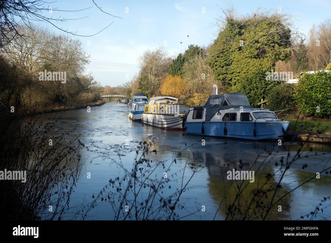 Boote, die im Winter auf dem Grand Union Canal, Hatton, Warwickshire, Großbritannien, festgemacht wurden Stockfoto