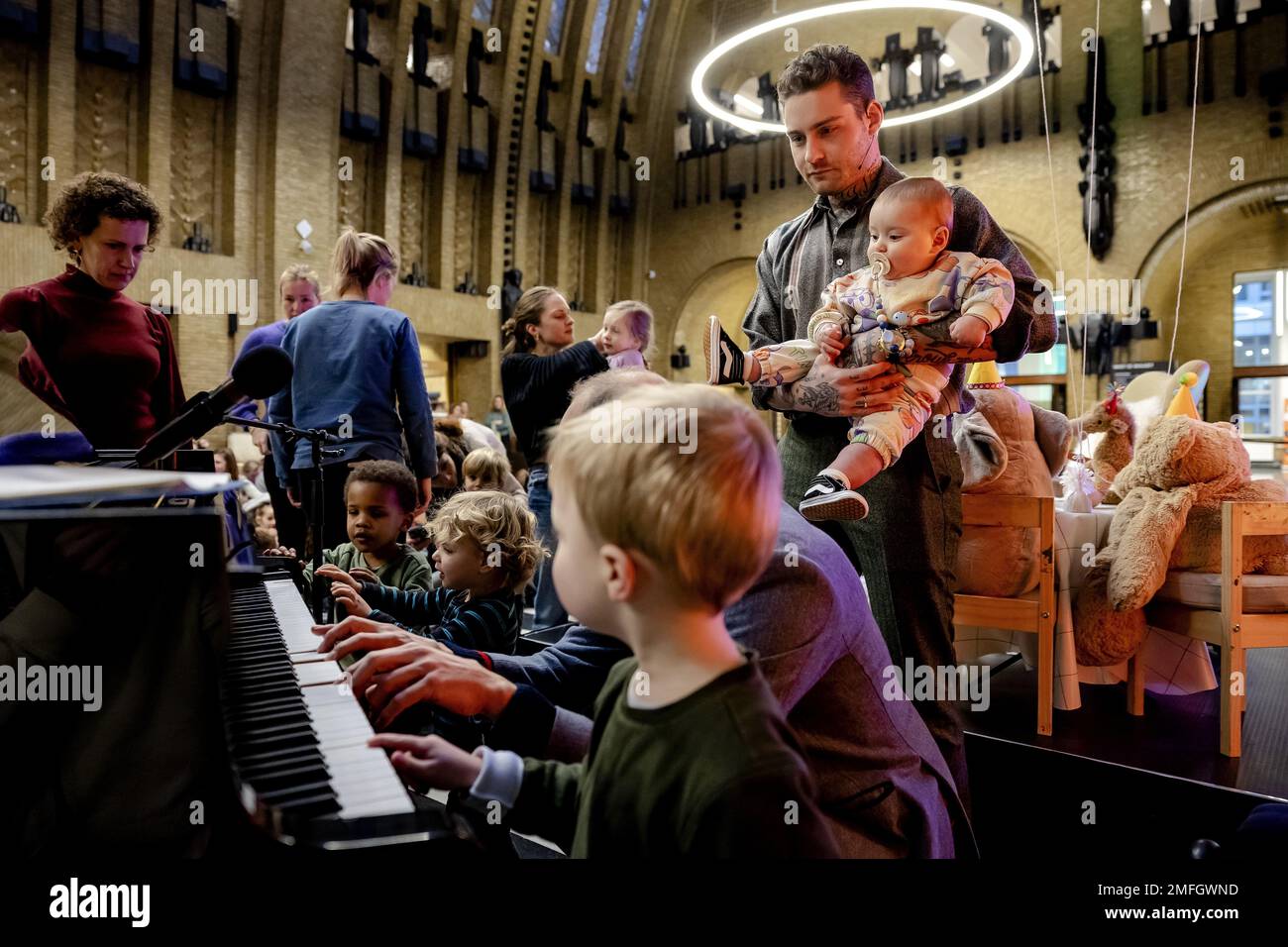 UTRECHT - Singer-Songwriter Douwe Bob mit Sohn Elias, bevor er aus dem Bilderbuch des Jahres 2023 las: Maximiliaan Modderman schmeißt während der National Reading Days in der Neude Library eine Party von Joukje Akveld und Jan Jutte. ANP ROBIN VAN LONKHUIJSEN niederlande raus - belgien raus Stockfoto