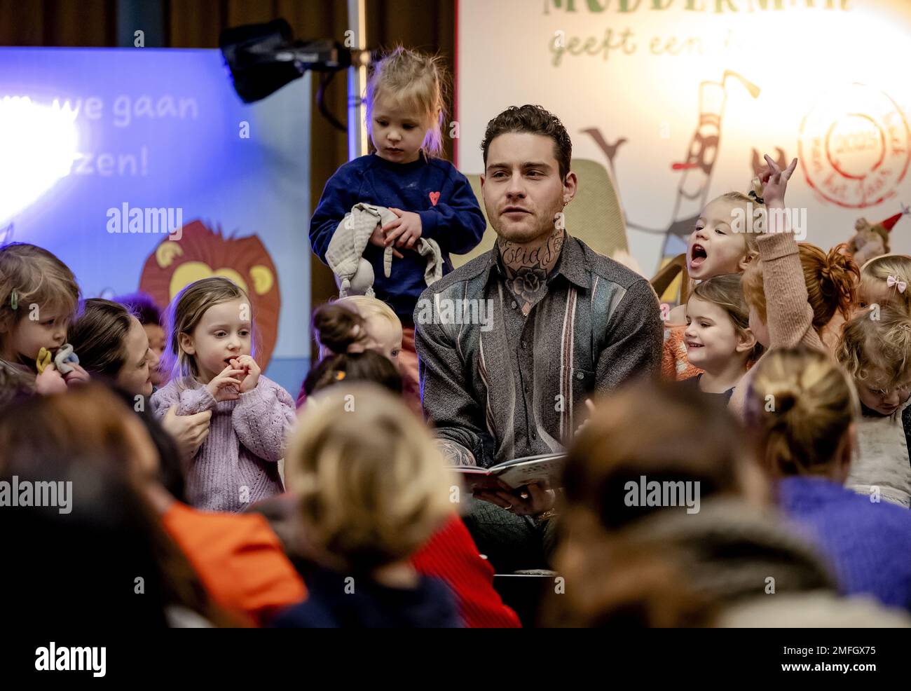 UTRECHT - Singer-Songwriter Douwe Bob liest aus dem Bilderbuch des Jahres 2023: Maximiliaan Modderman schmeißt während der National Reading Days in der Neude Library eine Party mit Joukje Akveld und Jan Jutte. ANP ROBIN VAN LONKHUIJSEN niederlande raus - belgien raus Stockfoto