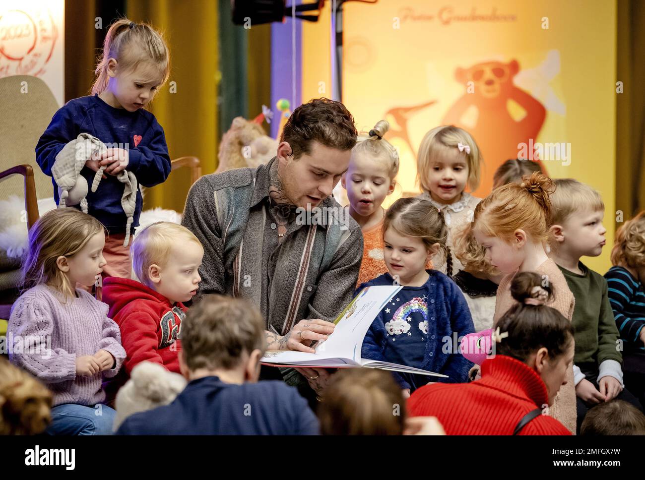 UTRECHT - Singer-Songwriter Douwe Bob liest aus dem Bilderbuch des Jahres 2023: Maximiliaan Modderman schmeißt während der National Reading Days in der Neude Library eine Party mit Joukje Akveld und Jan Jutte. ANP ROBIN VAN LONKHUIJSEN niederlande raus - belgien raus Stockfoto