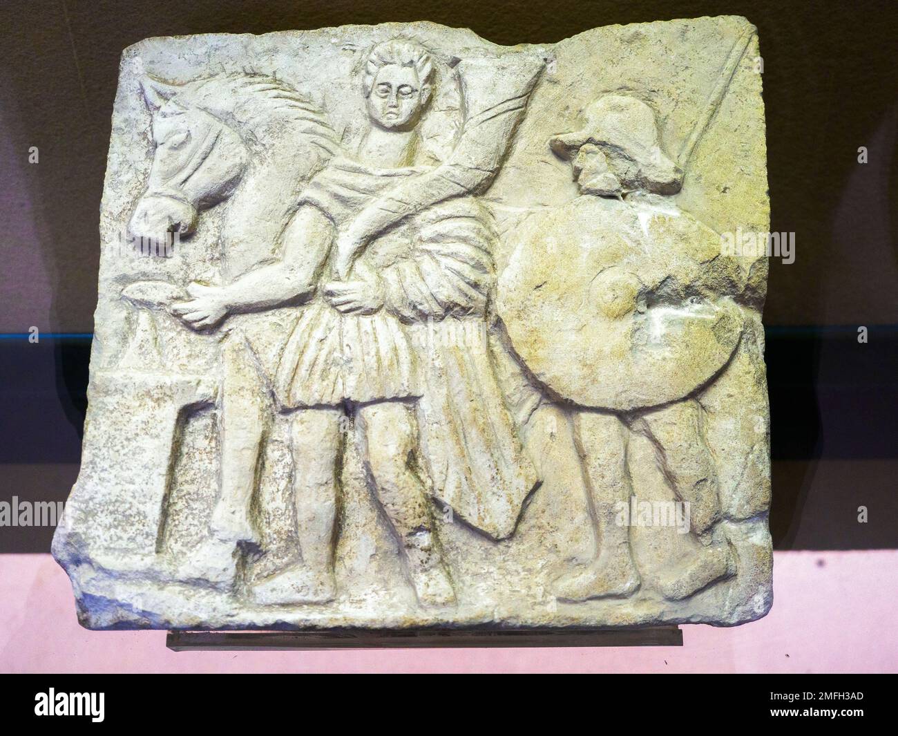 Weißes lokales Kalksteinrelief, Trinkszene. IV Century AD - Museo Archeologico Regionale Paolo Orsi - Syrakus, Sizilien, Italien Stockfoto