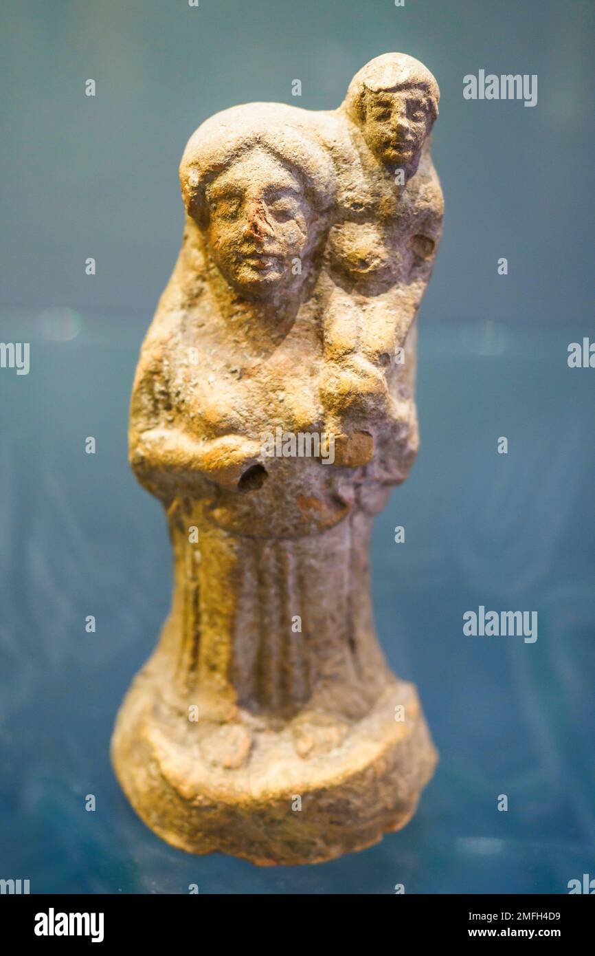 Kourophoroi. Weibliche Figur, die ein Kind hält - Museo Archeologico Regionale Paolo Orsi - Syrakus, Sizilien, Italien Stockfoto