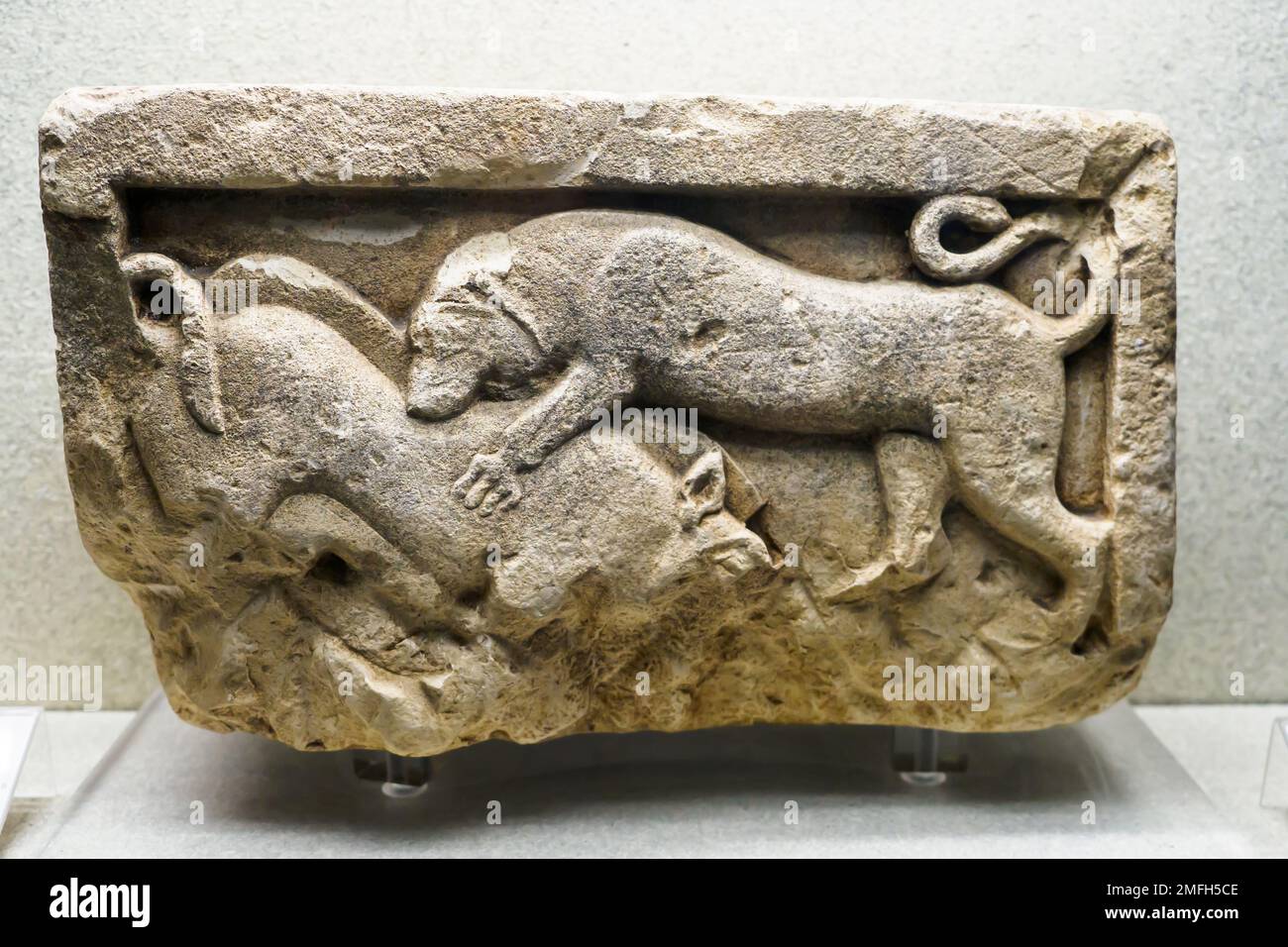 Kalksteinaltar mit Tierkämpfen. VI Century BC - Museo Archeologico Regionale Paolo Orsi - Syrakus, Sizilien, Italien Stockfoto