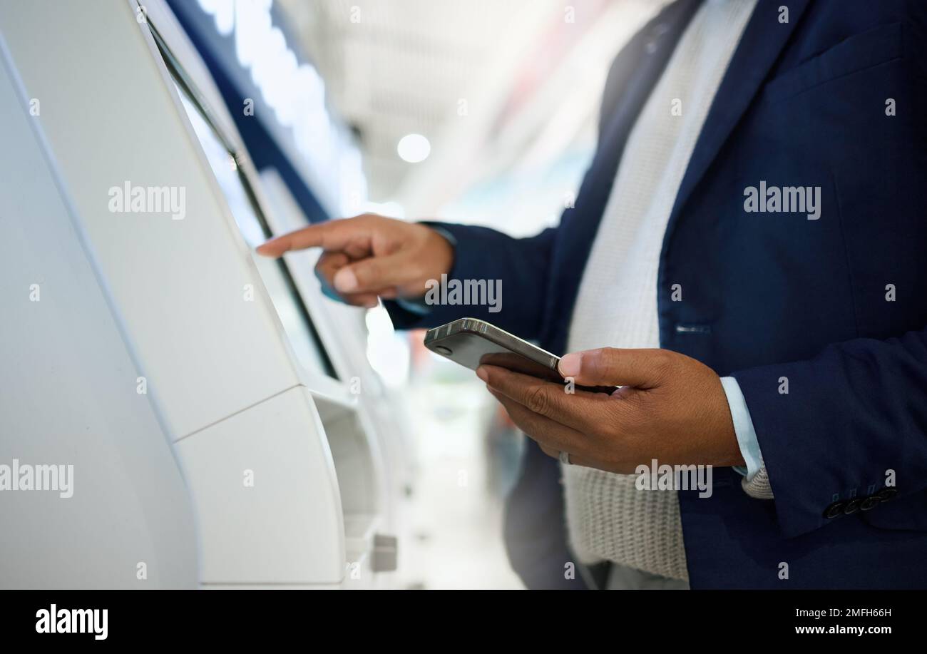 Telefon, Flughafen oder Hände Tippen Sie auf den Self-Service-Bildschirm für digitale Identität oder Flugdaten, um mit dem Flugzeug zu reisen. Smart Check ux oder afrikanischer Geschäftsmann Stockfoto