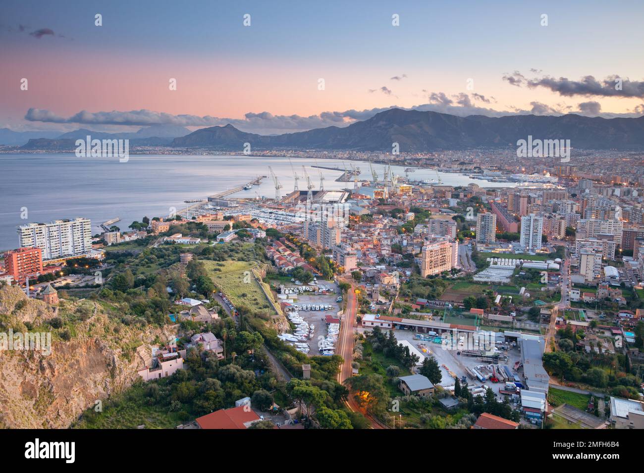 Palermo, Sizilien, Italien. Unvergleichliches Stadtbild von Palermo, Sizilien mit Seehafen bei Sonnenuntergang. Stockfoto