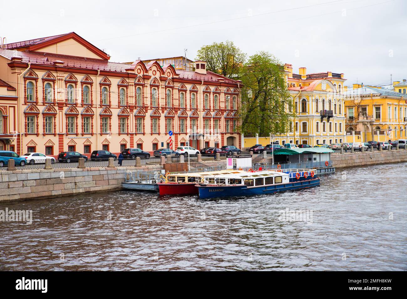 Saint-Petersburg, Russland - 05.29.2022 Uhr: Grachtenrundfahrt mit Touristenboot, Bootstour auf dem Fontanka-Kanal und Fassaden der historischen Gebäude von St. Peters Stockfoto