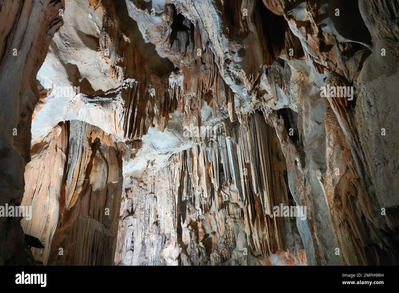 Zwergstalaktithöhle in der Türkei bei Alanya. Stockfoto