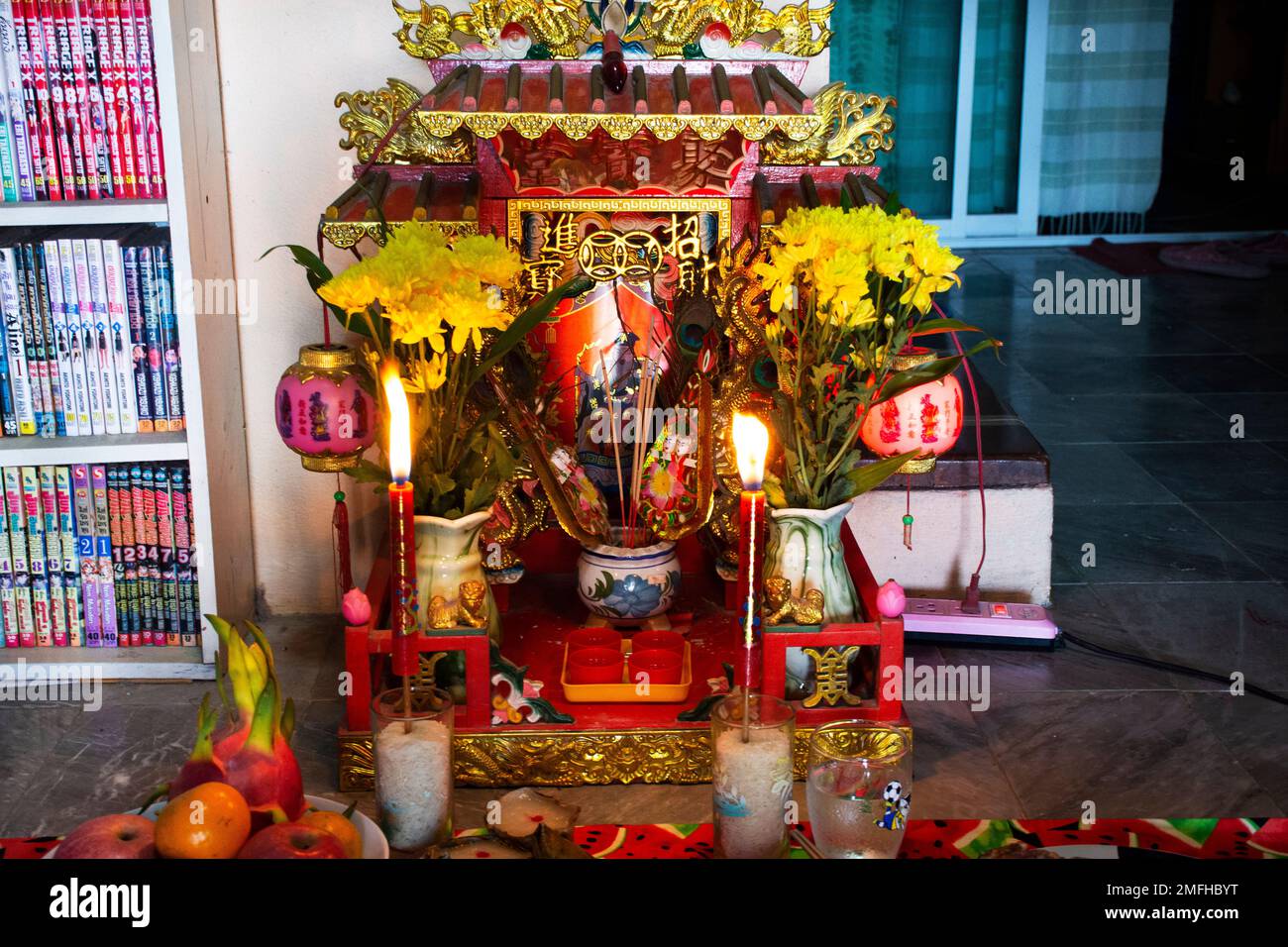 Opfergabe für die chinesische Tuteliergöttin, Volksreligion des taoismus Tudigong oder Tudischen gott über Erde und Boden im Schrein im neuen Jahr in Hous Stockfoto