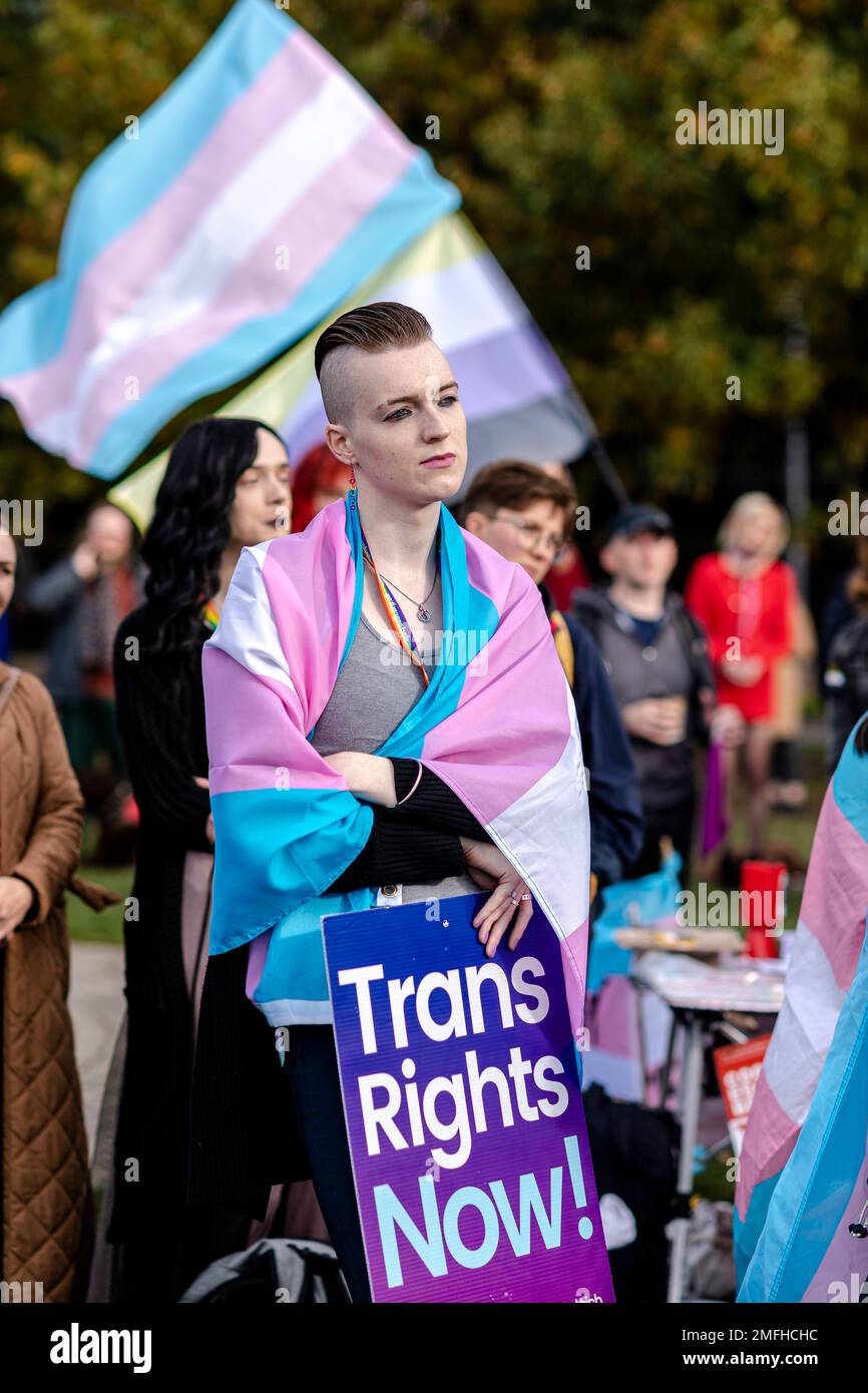 Pro-trans-Aktivisten treffen sich außerhalb des schottischen Parlaments, da es sich bei dem Gesetz zur Reform der Geschlechteranerkennung (Scotland) um einen Gesetzesentwurf handelt, mit dem das bestehende Gender Recognition Act 2004 geändert wird, um neue Kriterien für Antragsteller einzuführen, die eine Gender Recognition Certificate (GRC) erwerben möchten. Wenn eine Transperson eine GRC erhält, bedeutet dies, dass sie in Bezug auf ihr erworbenes Geschlecht rechtlich anerkannt ist und eine neue Geburtsurkunde erhalten kann, aus der dieses Geschlecht hervorgeht. Kredit: Euan Cherry Stockfoto