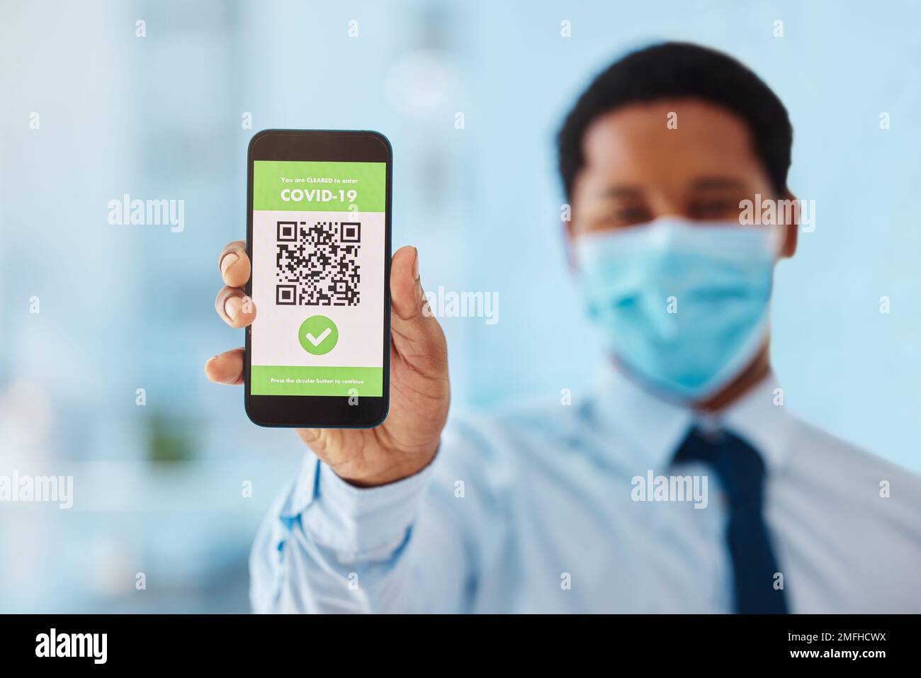 QR-Code, Scan und Telefon mit Online-Covid-Impfstoff-Zertifikat von Geschäftsmann mit mobilem Bildschirm. App, Handausweis und digitaler Reisepass eines Mitarbeiters oder Stockfoto