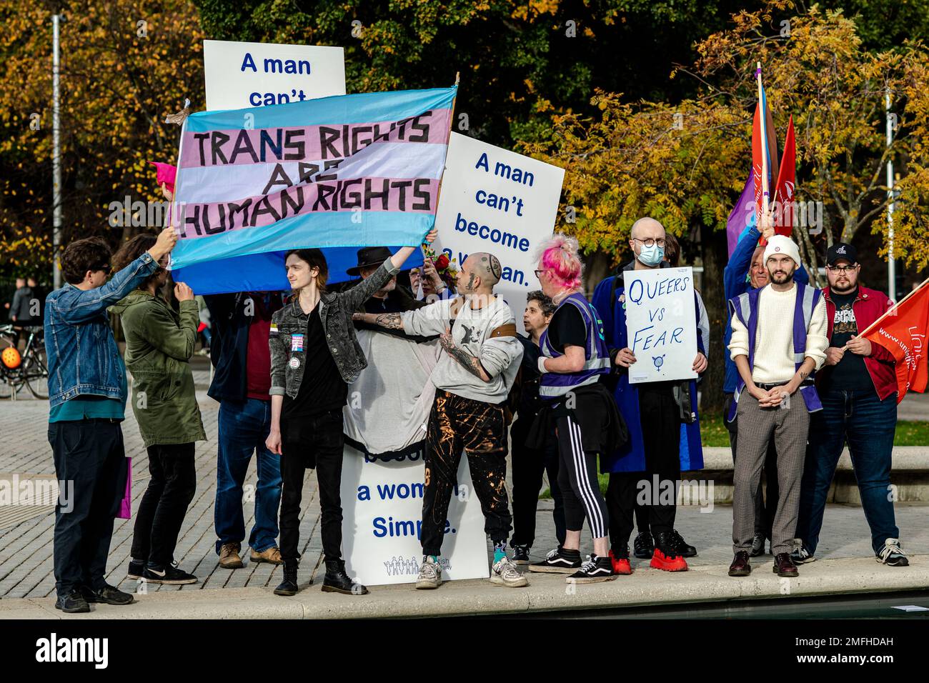 Demonstranten, die sich gegen das Gesetz zur Förderung des Transnistrans aussprechen, werden von Pro-trans-Aktivisten außerhalb des schottischen Parlaments vertuscht, da es sich bei dem Gesetz zur Reform der Geschlechteranerkennung (Schottland) um einen Gesetzesentwurf handelt, mit dem das bestehende Gender Recognition Act von 2004 geändert wird, um neue Kriterien für Antragsteller einzuführen, die ein Gender Recognition Certificate ( Wenn eine Transperson eine GRC erhält, bedeutet dies, dass sie in Bezug auf ihr erworbenes Geschlecht rechtlich anerkannt ist und eine neue Geburtsurkunde erhalten kann, aus der dieses Geschlecht hervorgeht. Kredit: Euan Cherry Stockfoto