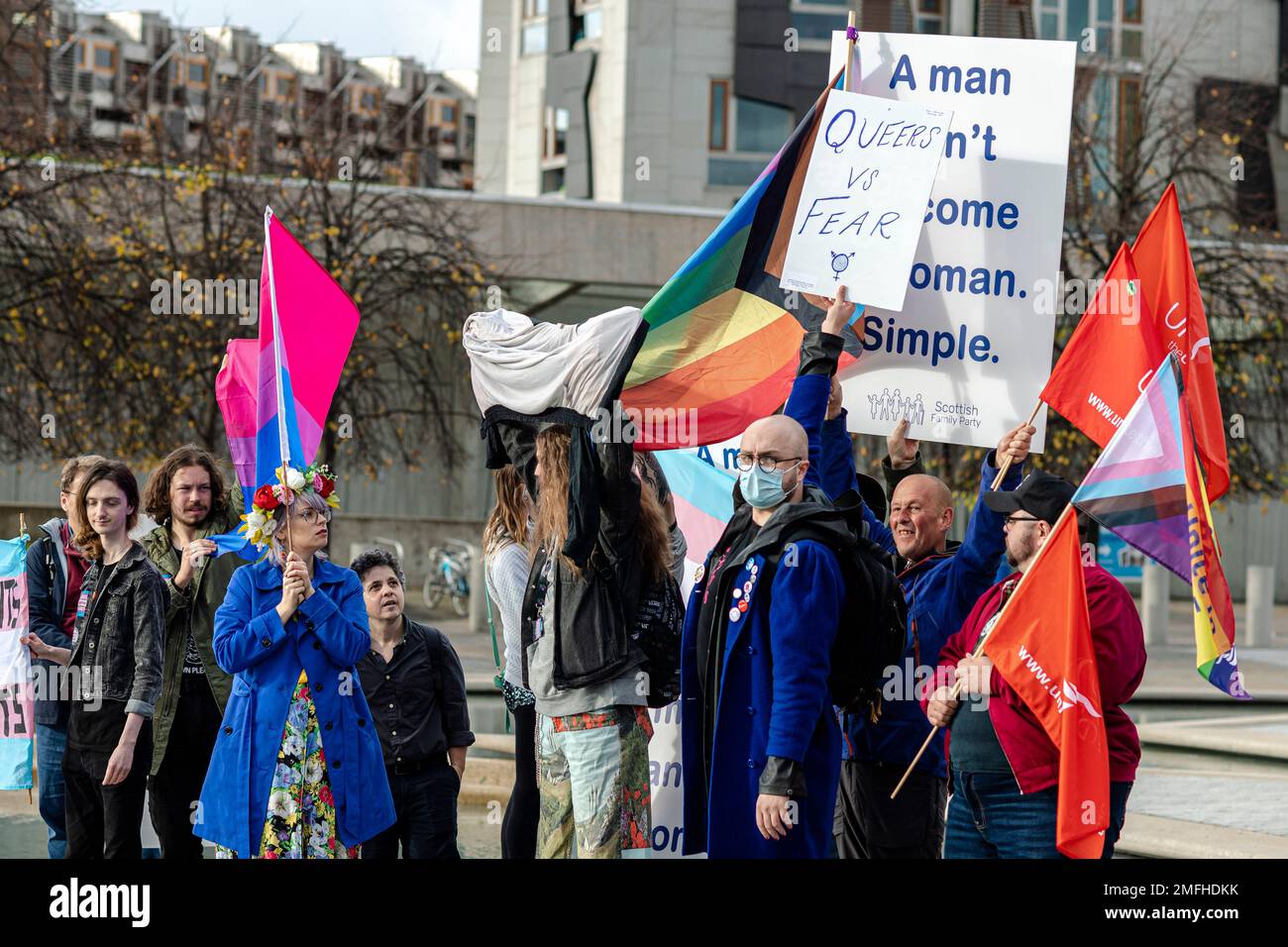 Demonstranten, die sich gegen das Gesetz zur Förderung des Transnistrans aussprechen, werden von Pro-trans-Aktivisten außerhalb des schottischen Parlaments vertuscht, da es sich bei dem Gesetz zur Reform der Geschlechteranerkennung (Schottland) um einen Gesetzesentwurf handelt, mit dem das bestehende Gender Recognition Act von 2004 geändert wird, um neue Kriterien für Antragsteller einzuführen, die ein Gender Recognition Certificate ( Wenn eine Transperson eine GRC erhält, bedeutet dies, dass sie in Bezug auf ihr erworbenes Geschlecht rechtlich anerkannt ist und eine neue Geburtsurkunde erhalten kann, aus der dieses Geschlecht hervorgeht. Kredit: Euan Cherry Stockfoto