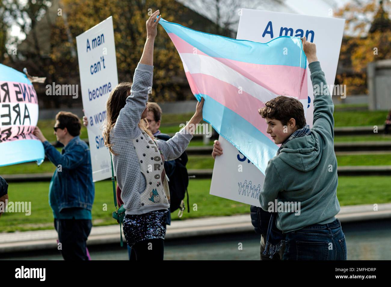 Demonstranten, die sich gegen das Gesetz zur Förderung des Transnistrans aussprechen, werden von Pro-trans-Aktivisten außerhalb des schottischen Parlaments vertuscht, da es sich bei dem Gesetz zur Reform der Geschlechteranerkennung (Schottland) um einen Gesetzesentwurf handelt, mit dem das bestehende Gender Recognition Act von 2004 geändert wird, um neue Kriterien für Antragsteller einzuführen, die ein Gender Recognition Certificate ( Wenn eine Transperson eine GRC erhält, bedeutet dies, dass sie in Bezug auf ihr erworbenes Geschlecht rechtlich anerkannt ist und eine neue Geburtsurkunde erhalten kann, aus der dieses Geschlecht hervorgeht. Kredit: Euan Cherry Stockfoto