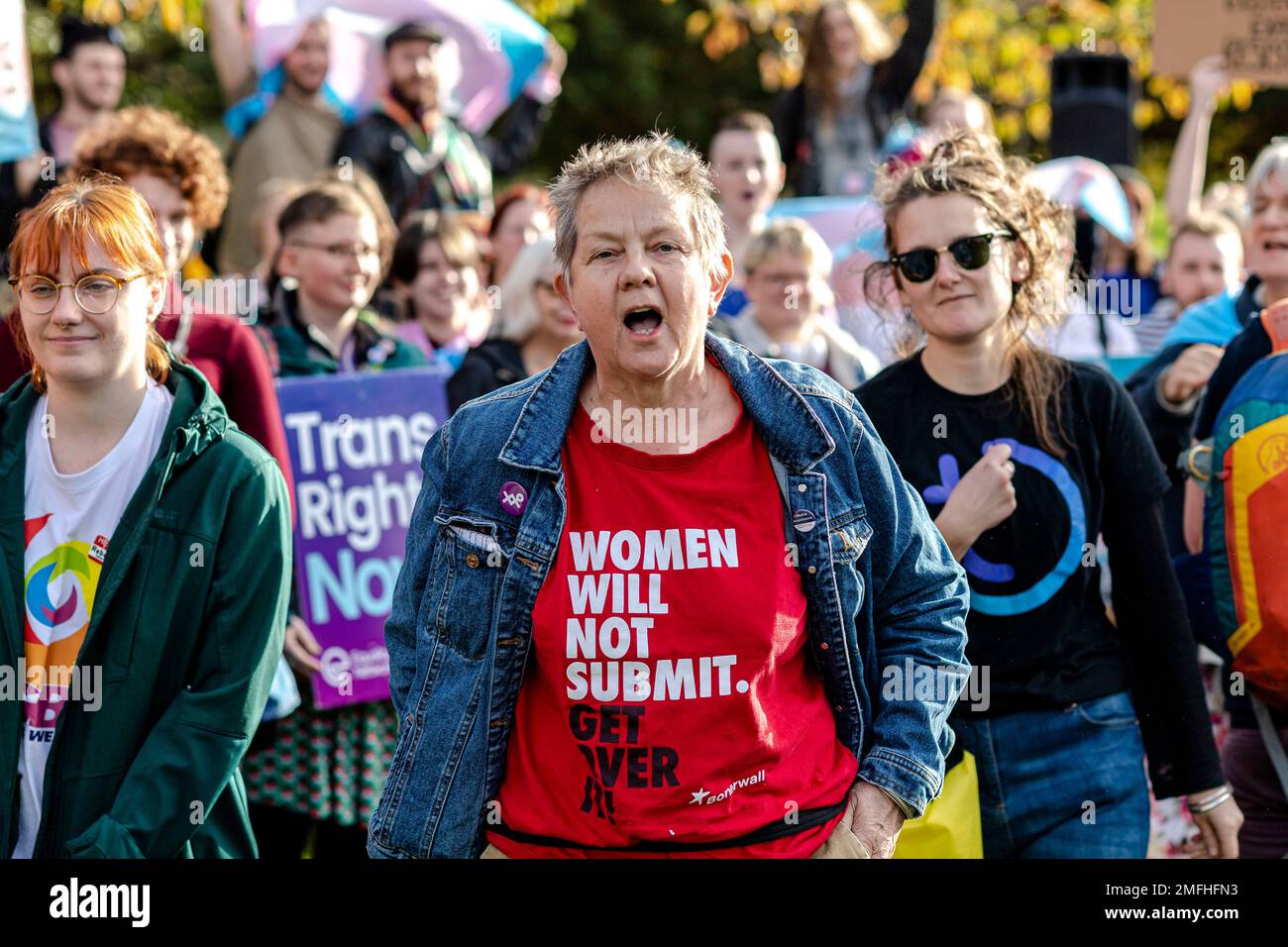 Demonstranten, die sich gegen das Gesetz zur Förderung des Transnistrans aussprechen, werden von Pro-trans-Aktivisten außerhalb des schottischen Parlaments vertuscht, da es sich bei dem Gesetz zur Reform der Geschlechteranerkennung (Schottland) um einen Gesetzesentwurf handelt, mit dem das bestehende Gender Recognition Act von 2004 geändert wird, um neue Kriterien für Antragsteller einzuführen, die ein Gender Recognition Certificate ( Wenn eine Transperson eine GRC erhält, bedeutet dies, dass sie in Bezug auf ihr erworbenes Geschlecht rechtlich anerkannt ist und eine neue Geburtsurkunde erhalten kann, aus der dieses Geschlecht hervorgeht. Kredit: Euan Cherry Stockfoto