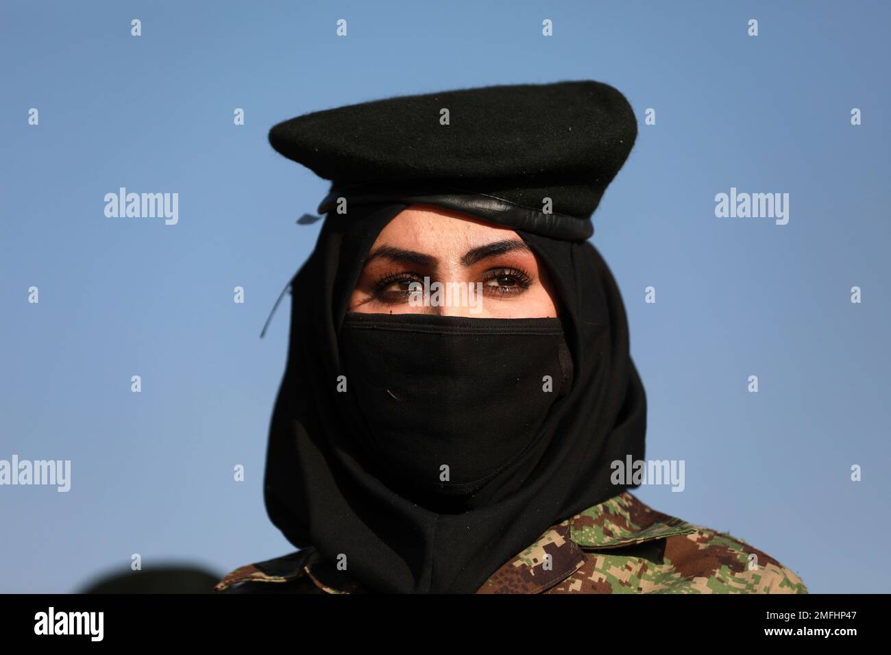 A newly graduated female Afghan National Army soldier attends her graduation ceremony after a three month training program at the Afghan Military Academy in Kabul, Afghanistan, Sunday, Nov. 29, 2020. (AP Photo/Rahmat Gul) Stockfoto