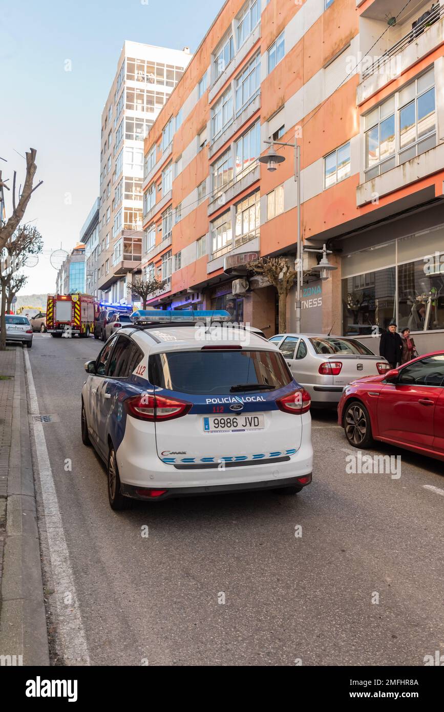 pontevedra, spanien, 25. januar 2023: Fahrerflucht im Stadtzentrum unter der Aufsicht der Feuerwehr, des Krankenwagens und der Polizei. Das Fahrzeug Stockfoto