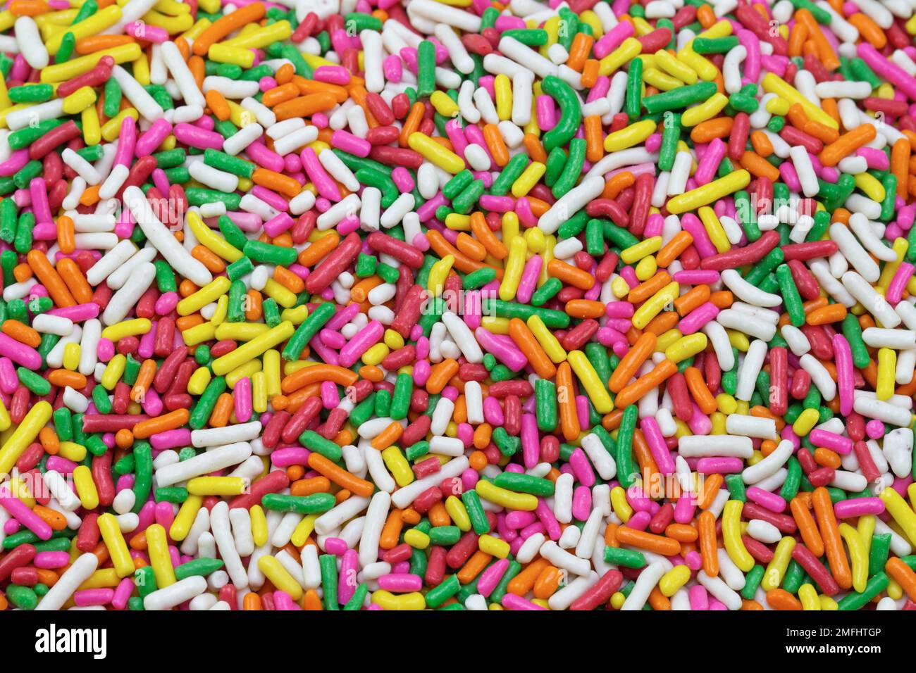 Bunte Zuckerstreusel, Dekoration für Kuchen und Bäckerei als Hintergrund Stockfoto