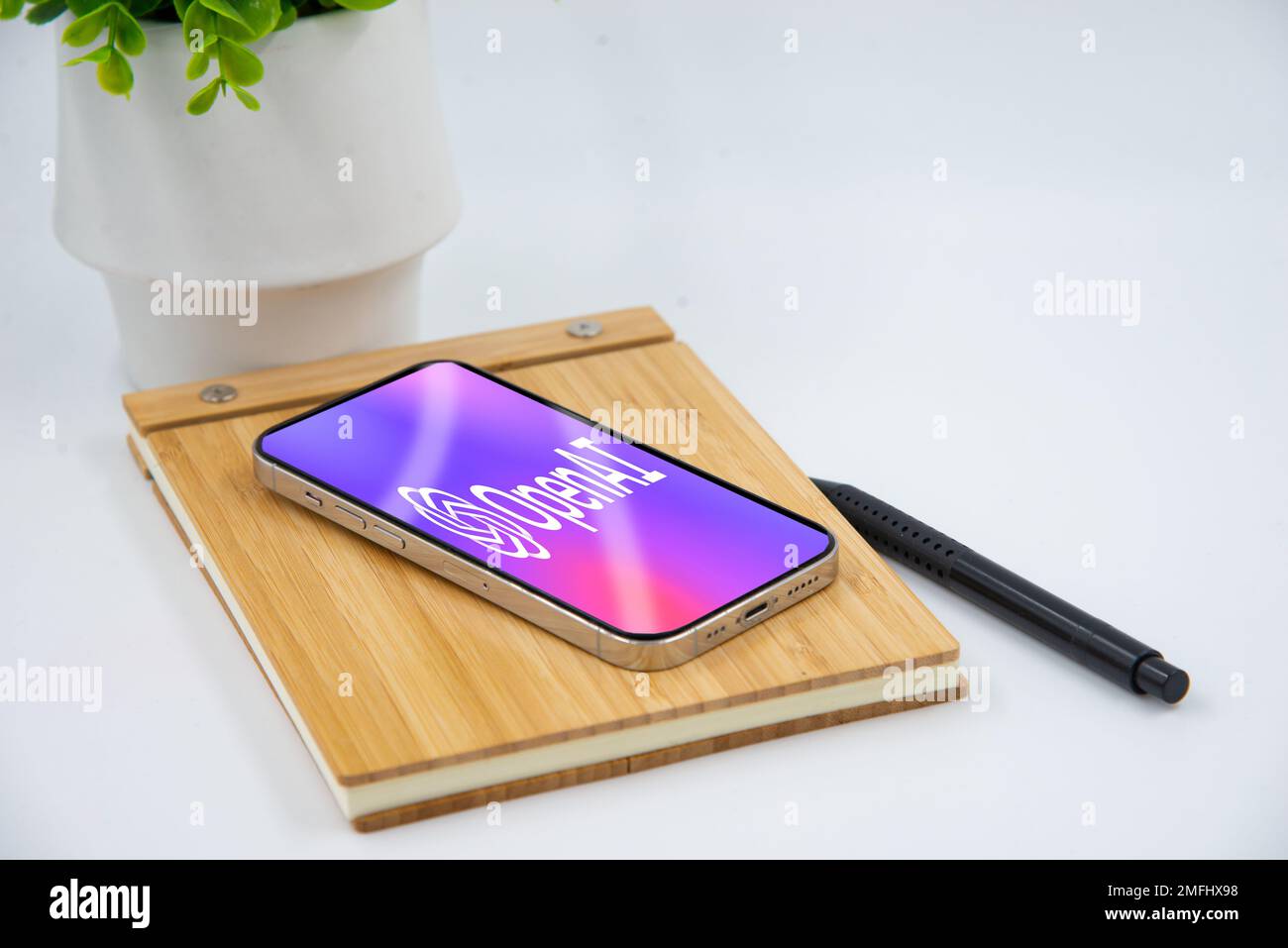 Riga, Lettland - 24. Januar 2023: Mobiltelefon mit Logo von OpenAI, Unternehmen für Forschung und Bereitstellung künstlicher Intelligenz. Stockfoto