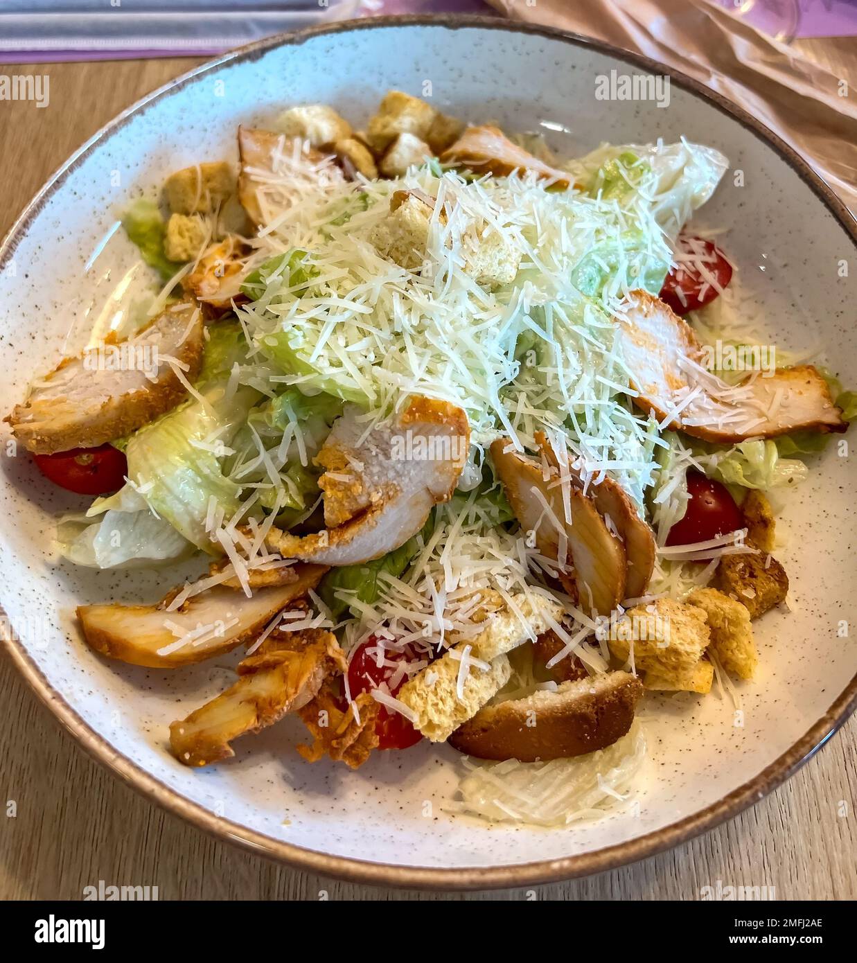 Caesar Salat mit Huhn und Crackern Stockfoto