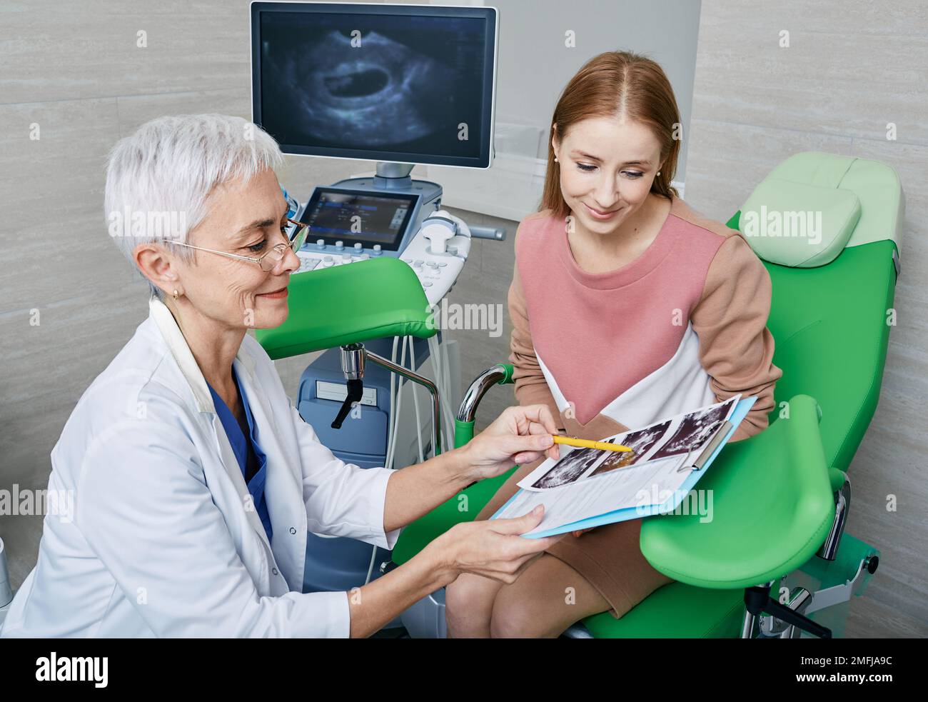 Untersuchung Auf Dem Gynäkologischen Stuhl www.alamy.de