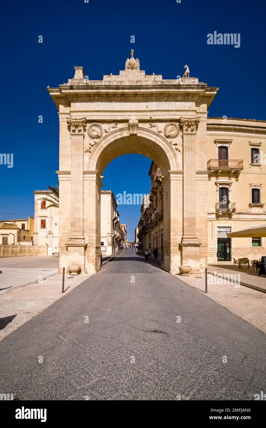 Das Königstor von Ferdinandea ist das Symbol für den Eintritt in die späte barocke Stadt Noto. Stockfoto