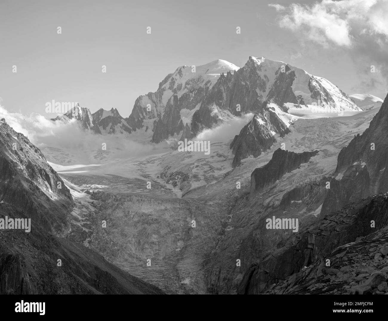 Das Mont Blanc-Massiv im Sonnenlicht - Savoyen alpen. Stockfoto