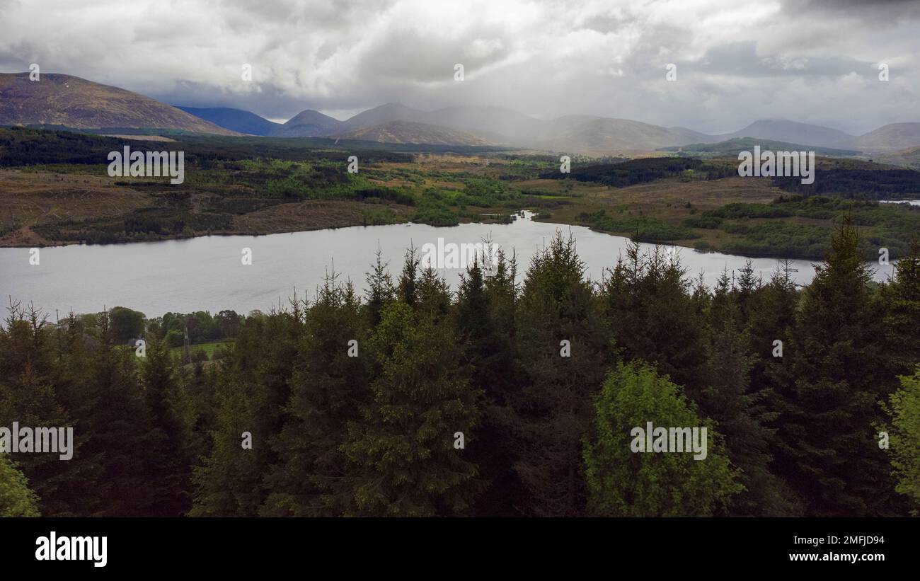 Luftaufnahme der schottischen Highlands vom Aussichtspunkt Glengarry. Wie viele andere "Aussichtspunkte" in Schottland ist auch hier nicht viel vom Boden aus sichtbar Stockfoto