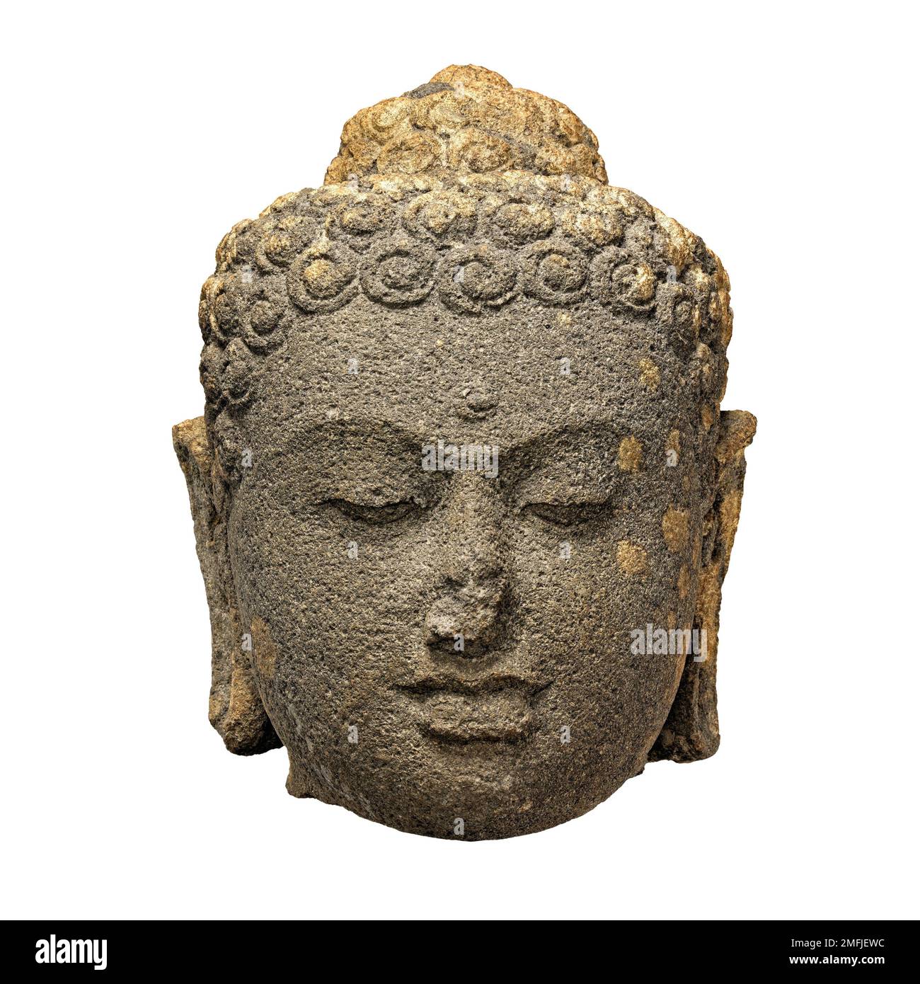 Stein-Buddha-Kopf isoliert auf weißem Hintergrund, Farbbild der Vorderansicht Stockfoto