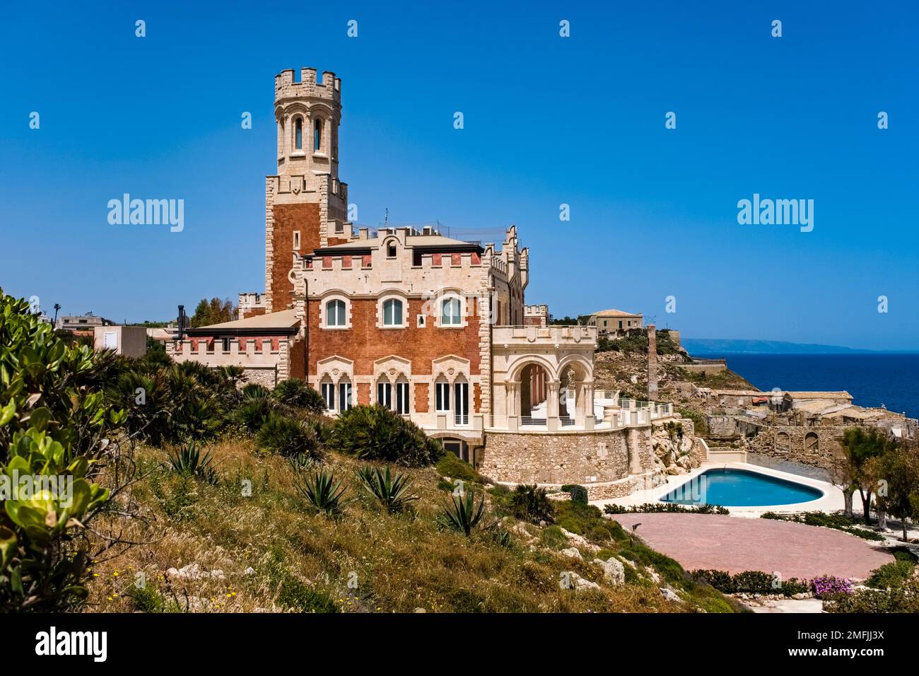 Das Castello Tarufi Hotel in Portopalo di Capo Passero wurde 1933 erbaut. Stockfoto