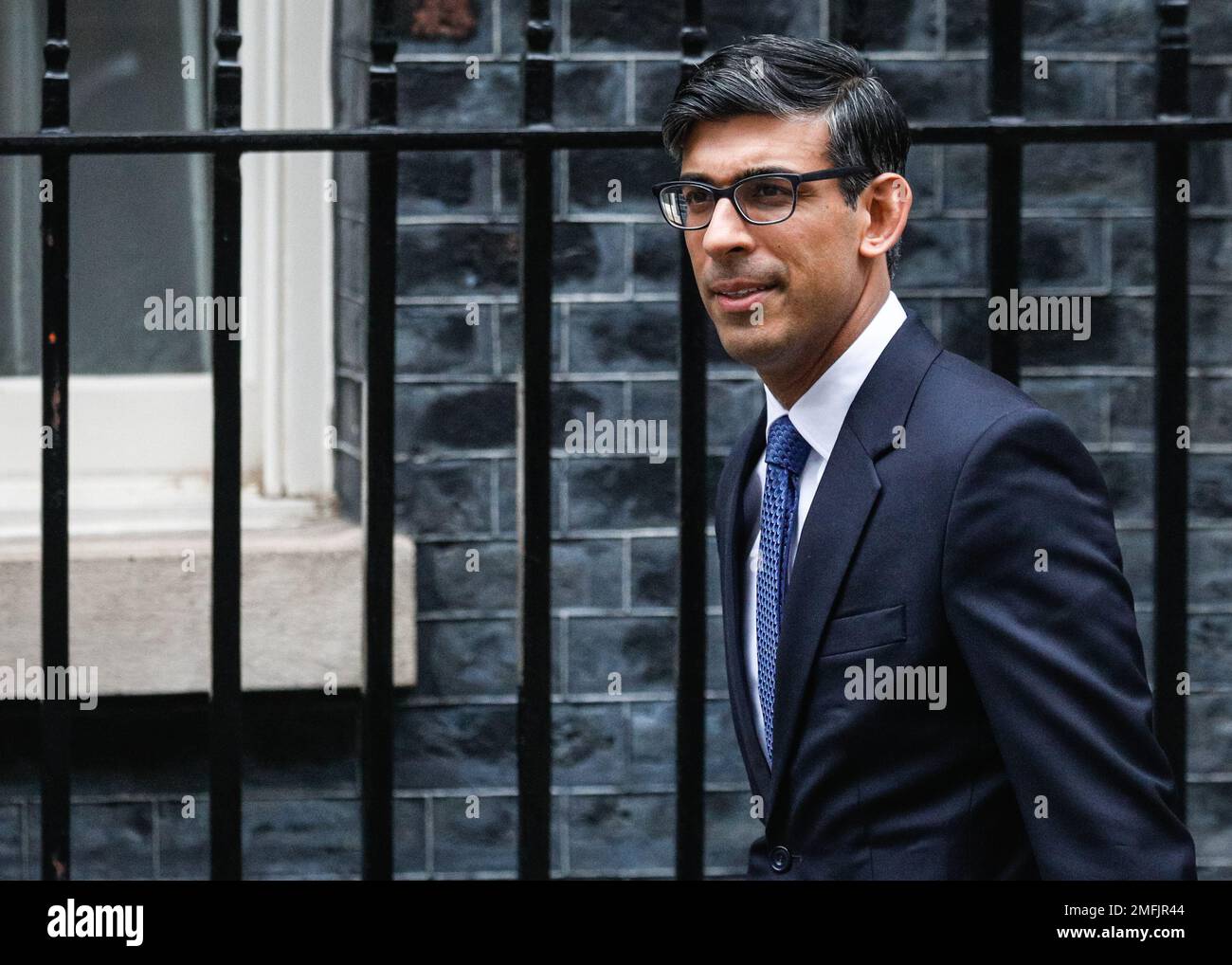 London, Großbritannien. 25. Januar 2023. Rishi Sunak, Parlamentsabgeordneter, Premierminister des Vereinigten Königreichs, verlässt die Downing Street 10, um heute im Parlament an den Fragen des Premierministers teilzunehmen. Kredit: Imageplotter/Alamy Live News Stockfoto