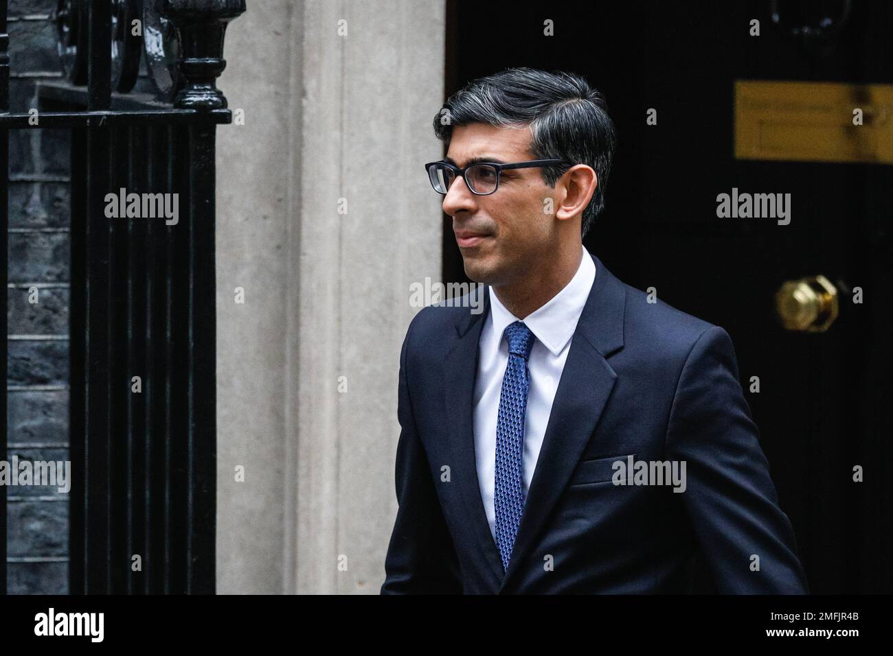 London, Großbritannien. 25. Januar 2023. Rishi Sunak, Parlamentsabgeordneter, Premierminister des Vereinigten Königreichs, verlässt die Downing Street 10, um heute im Parlament an den Fragen des Premierministers teilzunehmen. Kredit: Imageplotter/Alamy Live News Stockfoto