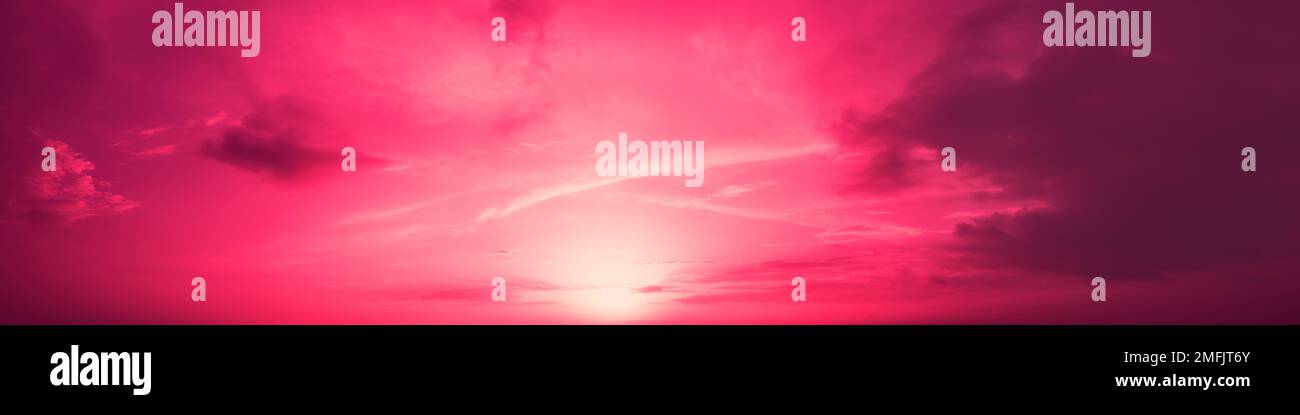 Wunderschöner bewölkter Himmel bei Sonnenuntergang. Viva Magenta in trendigen Farben. Horizontales Banner Stockfoto