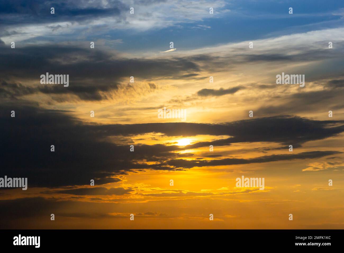 Sonnenuntergang am Himmel mit mehrfarbigen Wolken. Dramatischer Himmelshintergrund bei Dämmerung. Stockfoto