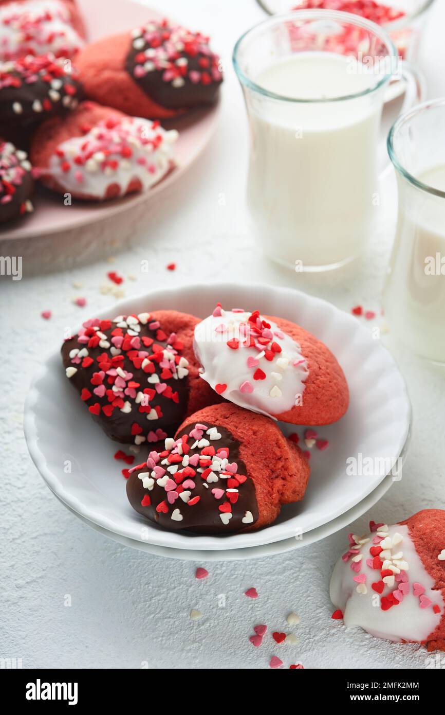 Valentinstag Kekse. Shortbread-Kekse mit glasierter weißer und dunkler Schokolade und Herzstreuer auf weißem Hintergrund. Muttertag. Frauen d Stockfoto