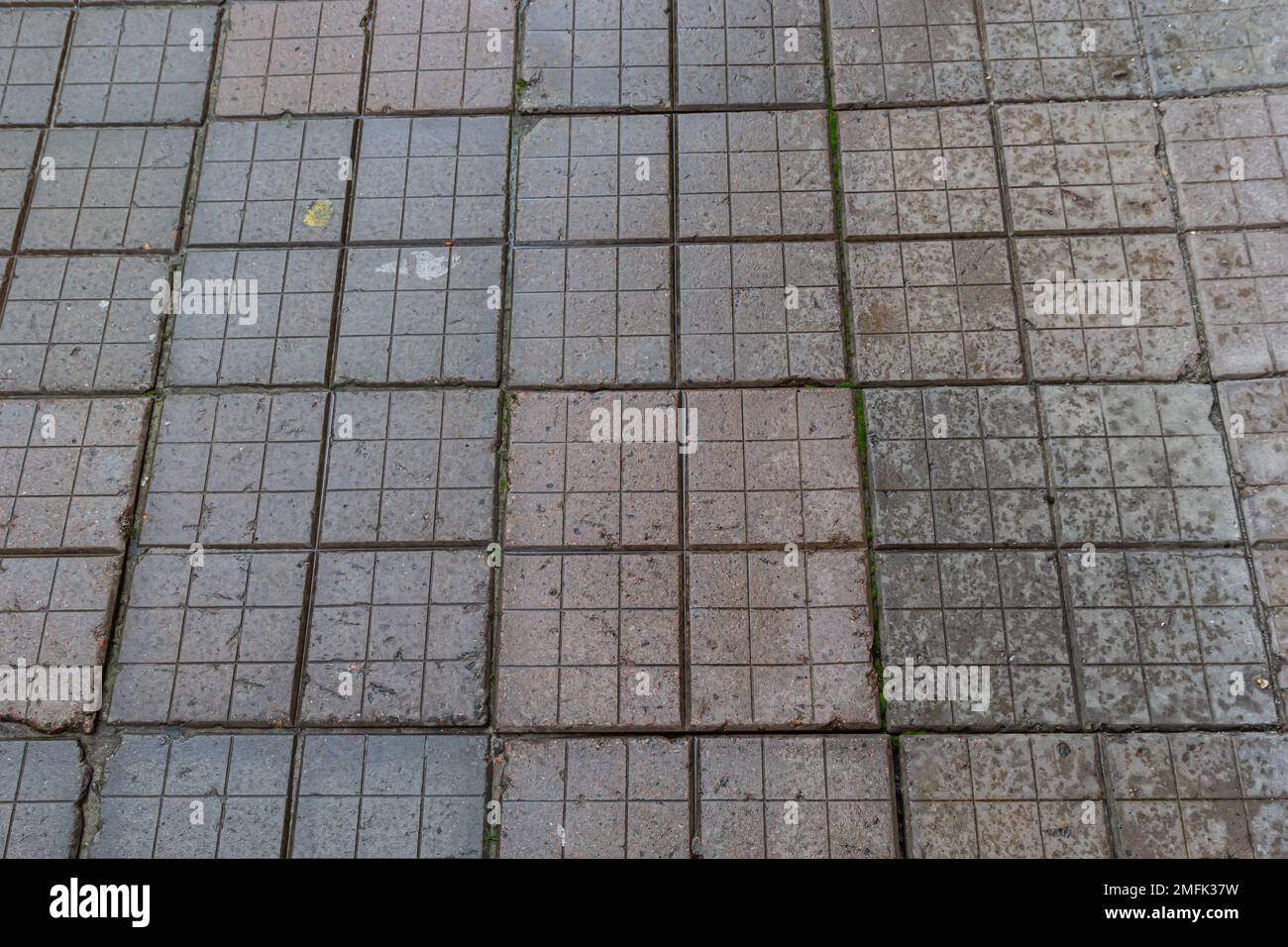 Kopfsteinpflasterstraße. Graue Kopfsteinstruktur, klassische Straßenoberfläche. Stockfoto