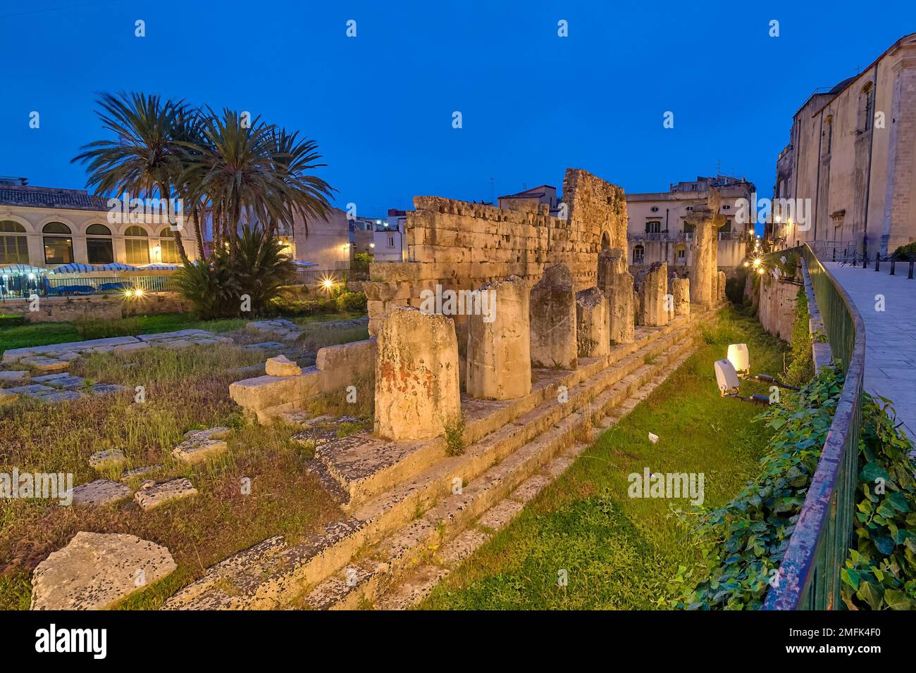 Der Tempel des Apollo, Tempio di Apollo, eines der wichtigsten antiken griechischen Denkmäler an der Piazza Pancali in der späten barocken Stadt Syrakus. Stockfoto Der Tempel des Apollo, Tempio di Apollo, eines der wichtigsten antiken griechischen Denkmäler an der Piazza Pancali in der späten barocken Stadt Syrakus. Stockfoto
