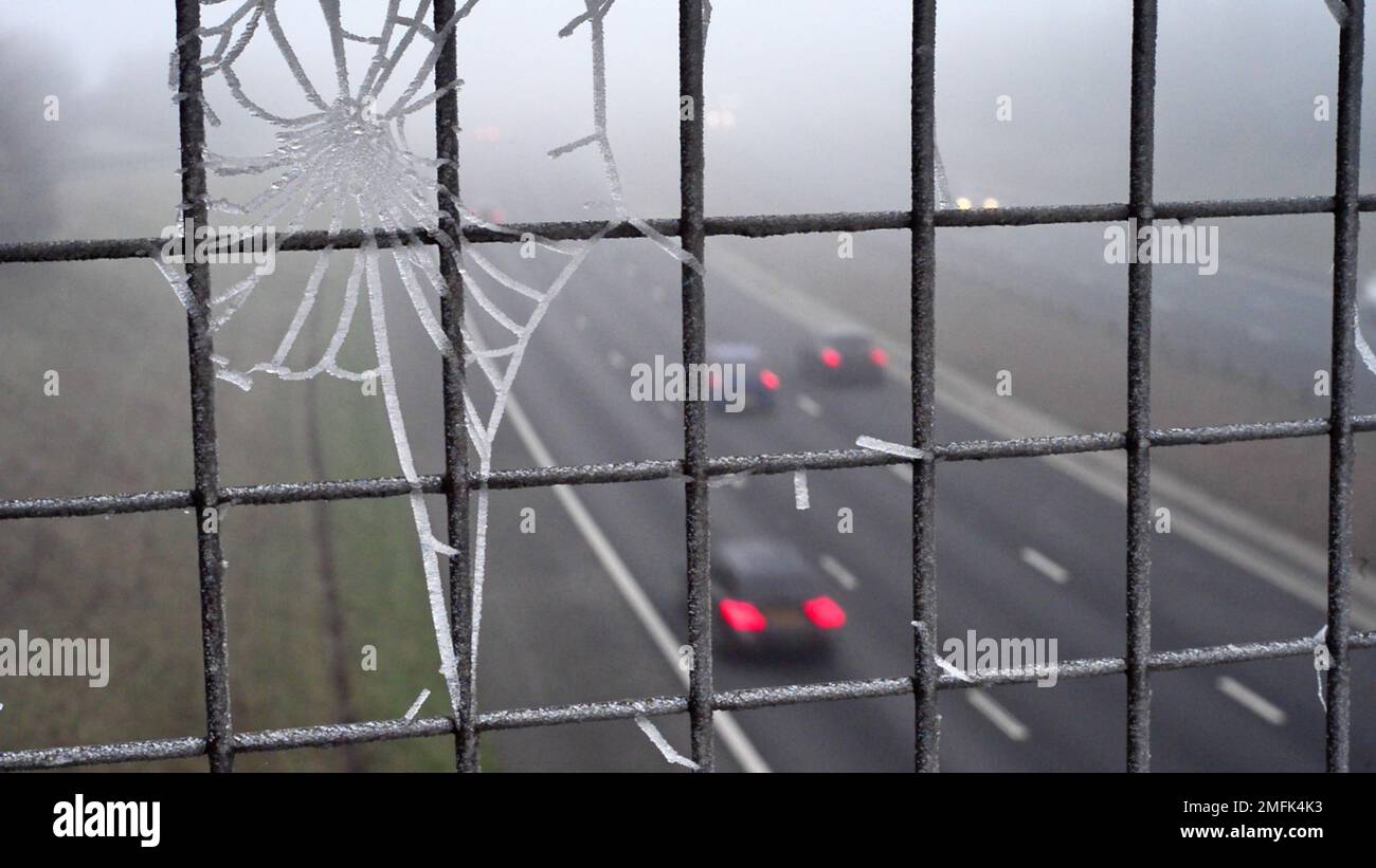 Verkehr, der durch Reifrost auf Spinnen im Nebel auf der Brücke über der A1/M Autobahn Leeds united Kingdom führt Stockfoto