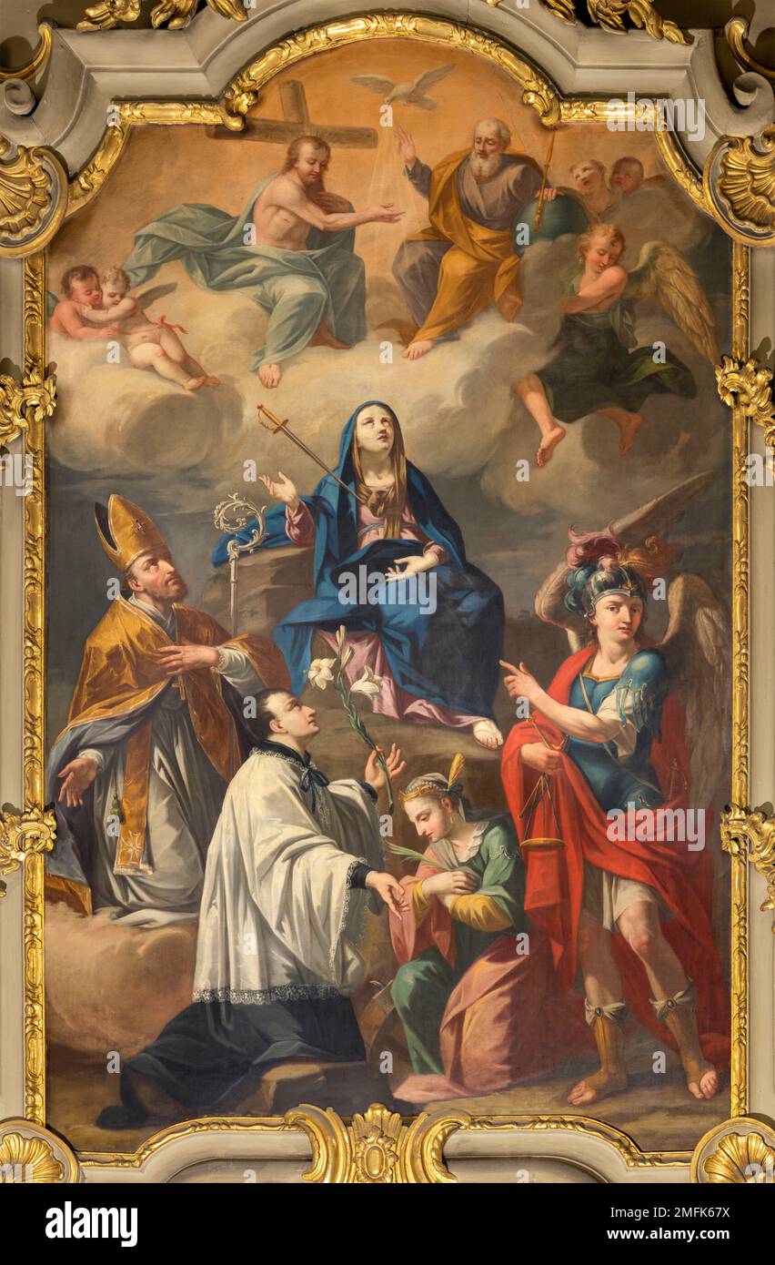 IVREA, ITALIEN - 15. JULI 2022: Das barocke Gemälde von Madonna der Trauer unter den Heiligen in der Kirche Chiesa di Sant Ulderico. Stockfoto