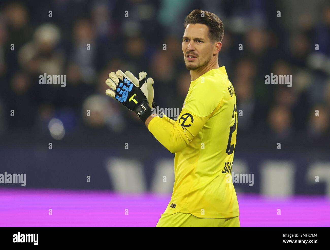 Gelsenkirchen, Deutschland. 24. Januar 2023. firo : 01/24/2023, Fußball, 1. Division, 1. Bundesliga, Staffel 2022/2023, FC Schalke 04 - RB Red Bull Leipzig 1: 6 Janis Blaswich, Gesture, RB/dpa/Alamy Live News Stockfoto