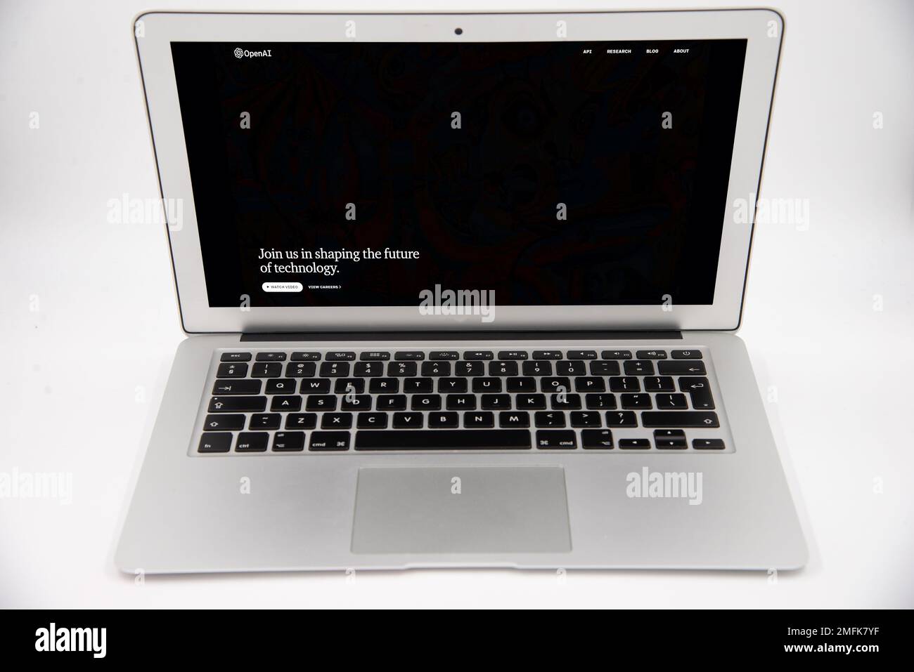 Riga, Lettland - 24. Januar 2023: OpenAI-Webseite auf Laptop-Bildschirm auf weißem Hintergrund. Stockfoto
